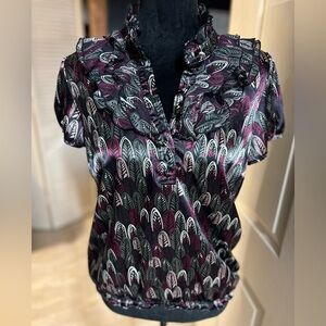 💜🖤EUC- APOSTROPHE BUTTON UP BLOUSE WITH RUFFLE NECKLINE  SZ M💜🖤